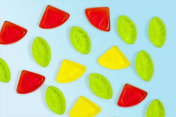 Blandade Färgglada Frukt Gelé Godis Ljusblå Bakgrund — Stockfoto