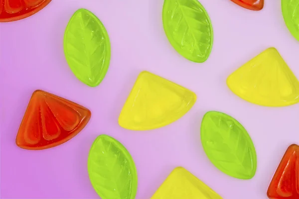 Surtido Caramelos Jalea Frutas Colores Sobre Fondo Lila — Foto de Stock