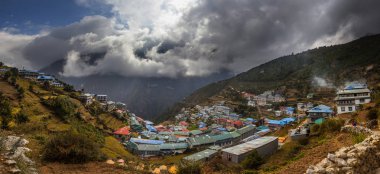 Namche Bazar , Nepal - 10 10 2018. Namche çarşısının ünlü köyü. Everest'e gidiyor. Himalaya vadisinin manzarası. Everest Ana Kamp Trek. Nepal
