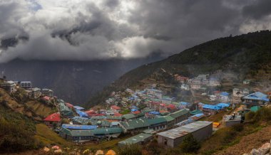 Everest Ana Kamp Trek. Himalaya vadisinin manzarası. Namche Bazar köyü. Nepal