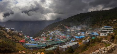 Everest Ana Kamp Trek. Himalaya vadisinin manzarası. Namche Bazar köyü. Nepal