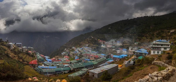 エベレストベースキャンプトレック ヒマラヤ渓谷の眺め ナムチェ バザールの村ネパール — ストック写真