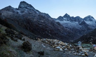 Gün doğumu saatinden önce Everest bölgesinde dağların görünümü
