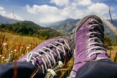 Doğada mor trekking ayakkabıları. Nepal