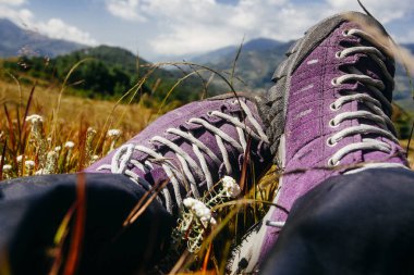 Doğada mor trekking ayakkabıları. Nepal