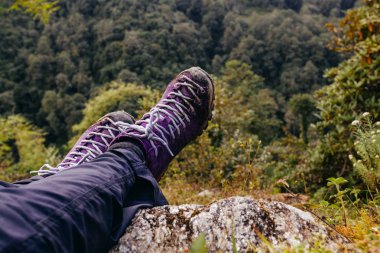 Doğada mor trekking ayakkabıları. Nepal