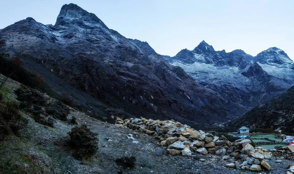 日出前珠穆朗玛峰地区的山景 — 图库照片