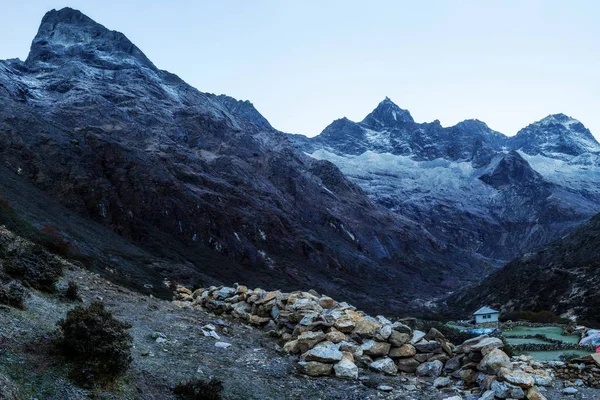 日出前珠穆朗玛峰地区的山景 — 图库照片