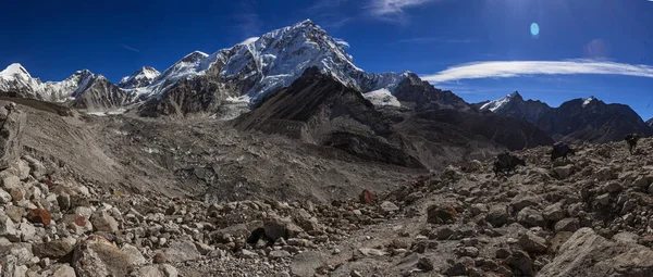 Caminhada no acampamento base do Everest, nepal. Himalaia Visualizações — Fotografia de Stock