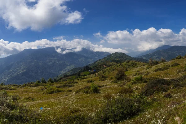 Montagne verdi himalayane in Nepal — Foto Stock