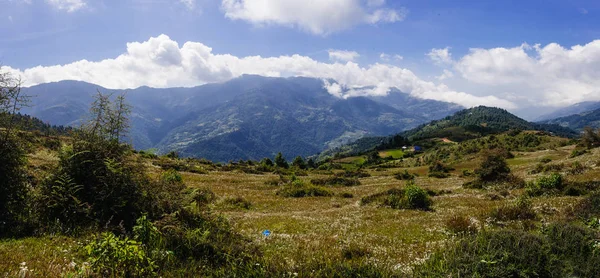 Montagne verdi himalayane in Nepal — Foto Stock