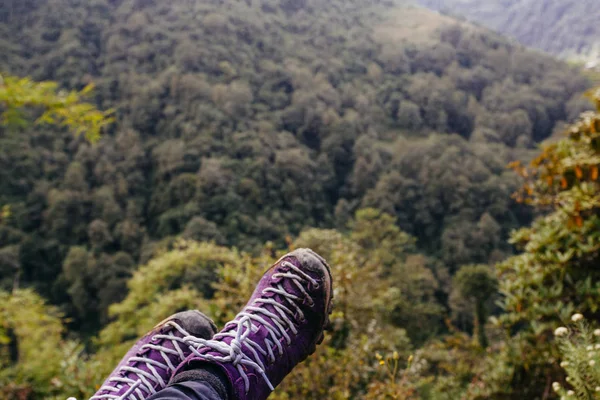 Violette Trekkingschuhe in der Natur. Nepal — Stockfoto