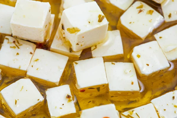 Queso feta en aceite con especias —  Fotos de Stock