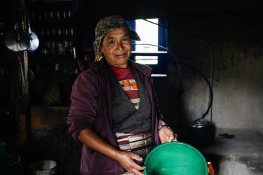 Bupsa, Nepal - Ekim 2018: Nepalli kadın mutfağında