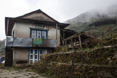 Bupsa, Khumbu Himal Nepal - 20 Ekim 2018: Tipik Nepal Çay Evi Turist, Everest Bölgesi