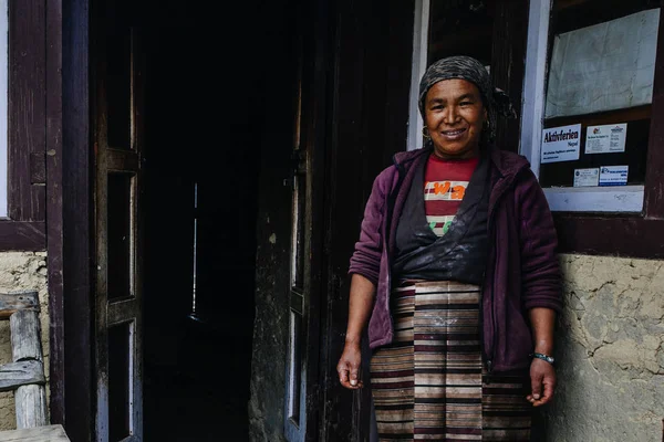 Bupsa, nepal - ca. Oktober 2018: nepalesische Frau in der Nähe ihres Hauses — Stockfoto