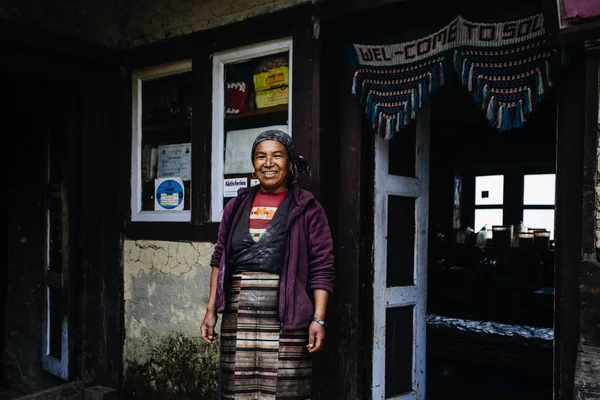 BUPSA, NEPAL - CIRCA OCTUBRE 2018: Mujer nepalí cerca de su casa — Foto de Stock
