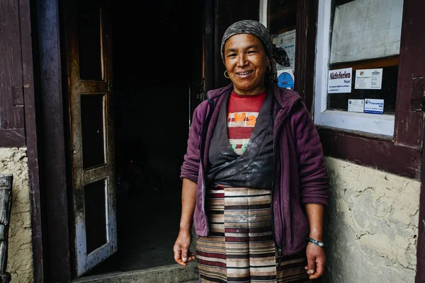 BUPSA, NEPAL - CIRCA OCTUBRE 2018: Mujer nepalí cerca de su casa — Foto de Stock