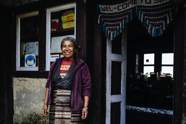 Bupsa, nepal - ca. Oktober 2018: nepalesische Frau in der Nähe ihres Hauses — Stockfoto