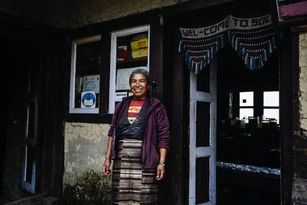 BUPSA, NEPAL - CIRCA OCTUBRE 2018: Mujer nepalí cerca de su casa — Foto de Stock