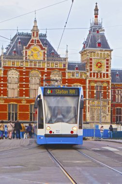 Amsterdam, Hollanda - 13 Mayıs 2015: Tramvay durağı Centraal istasyonu yakınında. Amsterdam Centraal station Amsterdam ve bir büyük ulusal demiryolu Merkez 260.000 yolcular ile en büyük tren istasyonu olduğunu