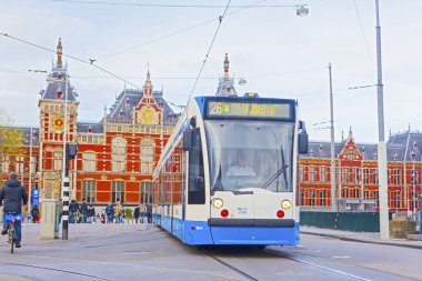 Amsterdam, Hollanda - 13 Mayıs 2015: Tramvay durağı Centraal istasyonu yakınında. Amsterdam Centraal station Amsterdam ve bir büyük ulusal demiryolu Merkez 260.000 yolcular ile en büyük tren istasyonu olduğunu