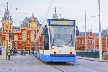 Amsterdam, Hollanda - 13 Mayıs 2015: Tramvay durağı Centraal istasyonu yakınında. Amsterdam Centraal station Amsterdam ve bir büyük ulusal demiryolu Merkez 260.000 yolcular ile en büyük tren istasyonu olduğunu