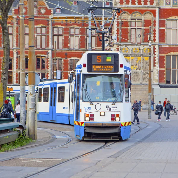 Ámsterdam Países Bajos Mayo 2015 Parada Tranvía Cerca Estación Centraal —  Fotos de Stock