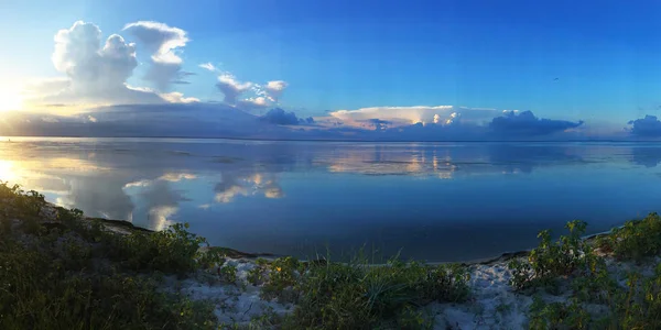 바다에 극적인 하늘과 라이먼 우크라이나 — 스톡 사진