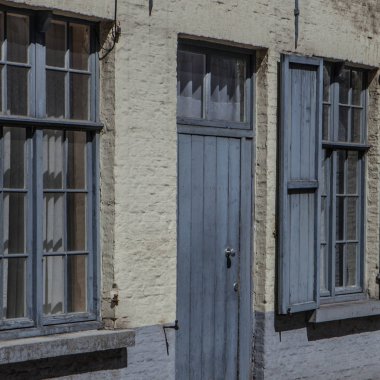 Bruges tipik bina cephe, tuğla ve renkli kapı ve pencere çerçeveleri