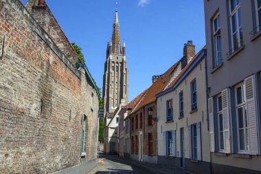 Bruges tipik bina cephe, tuğla ve renkli kapı ve pencere çerçeveleri