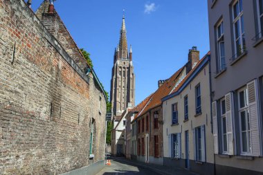 Bruges tipik bina cephe, tuğla ve renkli kapı ve pencere çerçeveleri