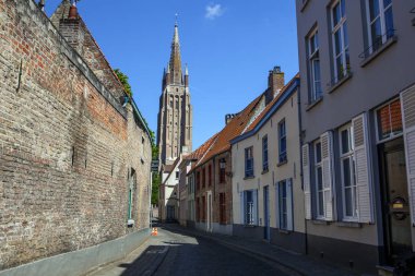 Bruges tipik bina cephe, tuğla ve renkli kapı ve pencere çerçeveleri