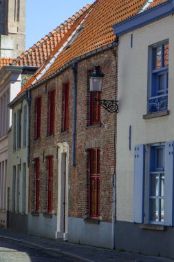 Bruges tipik bina cephe, tuğla ve renkli kapı ve pencere çerçeveleri