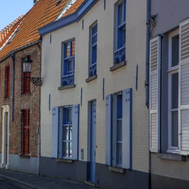 Bruges tipik bina cephe, tuğla ve renkli kapı ve pencere çerçeveleri