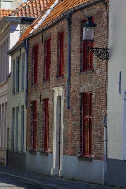 Bruges tipik bina cephe, tuğla ve renkli kapı ve pencere çerçeveleri
