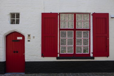 Bruges tipik bina cephe, tuğla ve renkli kapı ve pencere çerçeveleri