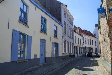 Bruges tipik bina cephe, tuğla ve renkli kapı ve pencere çerçeveleri