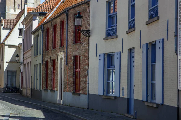 Typische Gevel Van Gebouwen Brugge Bakstenen Kleurrijke Deur Raamkozijnen — Stockfoto