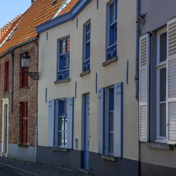 Bruges tipik bina cephe, tuğla ve renkli kapı ve pencere çerçeveleri