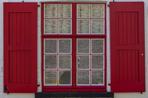 Röd Grekisk Stil Fönster — Stockfoto