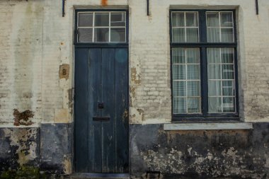 Bruges tipik bina cephe, tuğla ve renkli kapı ve pencere çerçeveleri
