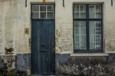 Bruges tipik bina cephe, tuğla ve renkli kapı ve pencere çerçeveleri