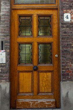 Bruges tipik bina cephe, tuğla ve renkli kapı ve pencere çerçeveleri