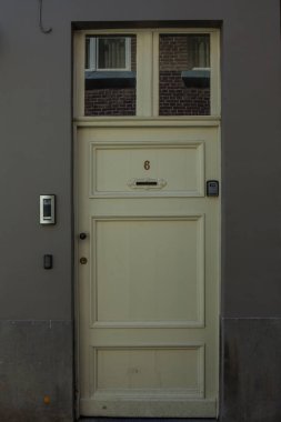 Bruges tipik bina cephe, tuğla ve renkli kapı ve pencere çerçeveleri