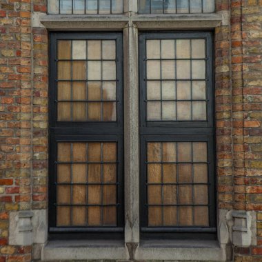 Grunge eski tuğla duvar siyah pencere ile.