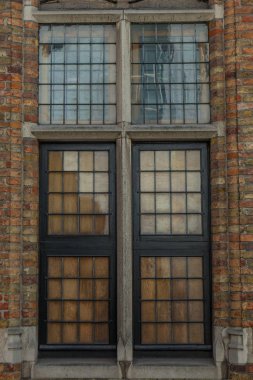 Grunge eski tuğla duvar siyah pencere ile.