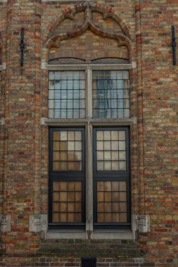 Grunge eski tuğla duvar siyah pencere ile.