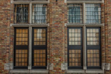 Grunge eski tuğla duvar siyah pencere ile.