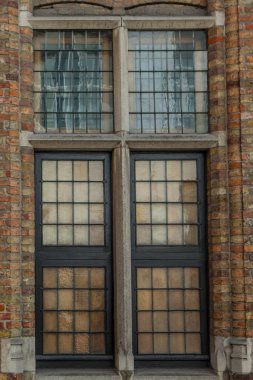 Grunge eski tuğla duvar siyah pencere ile.